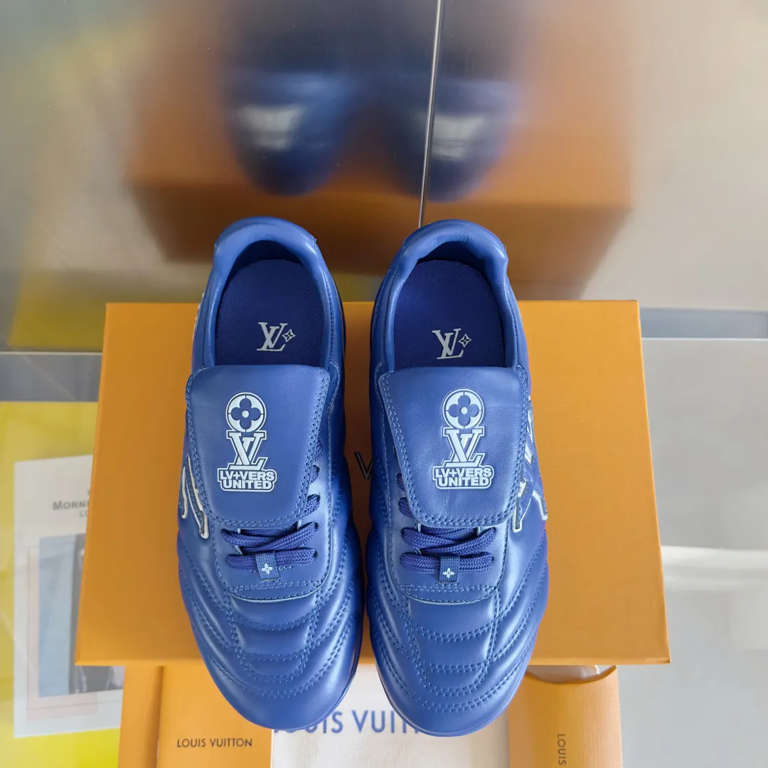 Top version: Couple model 640💰 LV Louis Vuitton L house Donkey brand latest Footprint series Couple model football sneakers casual running shoes original purchase development and production This Footprint Soccer sneaker was unveiled in the 2025 spring and summer series fashion show. It is the first sneaker designed by Pharrell Williams inspired by football shoes. The shoes are inspired by football, a sport that spans generations and cultures, echoing the 2025 spring and summer series fashion show's theme of unity and universal participation. The shoe is famous for its sleek design, with the dynamic IV Initials logo embellished on the side, the tongue embellished with the Lvers United badge inspired by the football team, and the foot pattern rubber sole decorated with multiple Louis Vuitton logos. Exquisitely packaged at the delivery counter🛍📦 ▪️Material: Original imported first-layer cowhide ▪️Lining: Original custom-made soft sheepskin lining ▪️Sole: Original open-molded two-color TPU combination sole ▪️Sole thickness: 3.5CM ▪️Size: Women’s 35-41 / Men’s 39-45